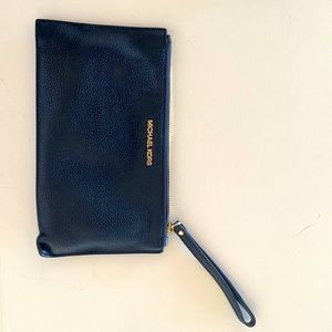 AUTHENTIC MICHAEL KORS Black leather clutch